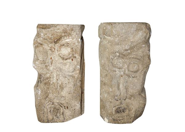 Coppia di Sculture in pietra arenaria, con raffigurazioni di volti