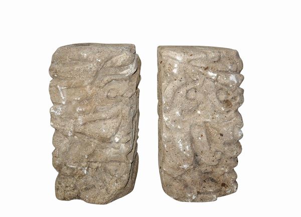 Coppia di Sculture in pietra arenaria, con raffigurazioni di volti