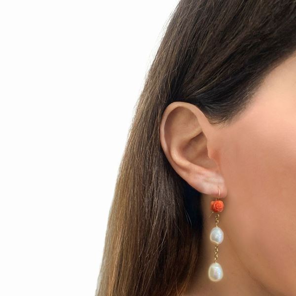 Orecchini in oro 18 kt con rose in corallo e perle