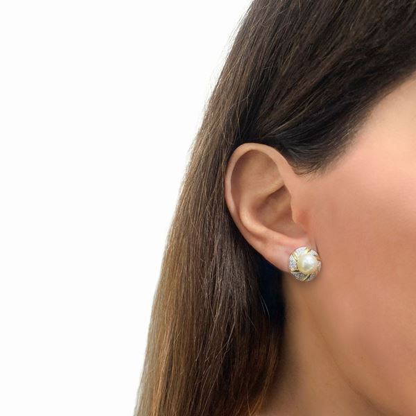 Orecchini in oro 18 kt e con perla centrale e diamanti taglio brillante 0,40 kt
