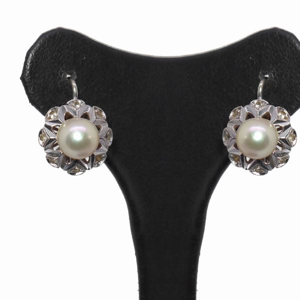 Orecchini in oro bianco 18 kt con perla centrale