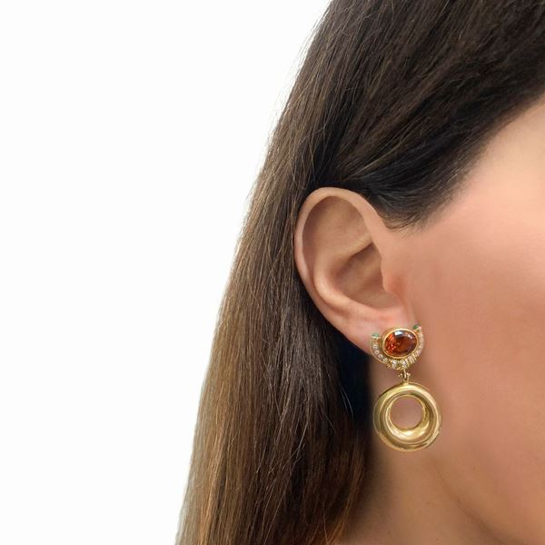 Orecchini in oro giallo 18 kt, topazio madeira, smerladi cabochon, diamanti taglio brillante 0,86