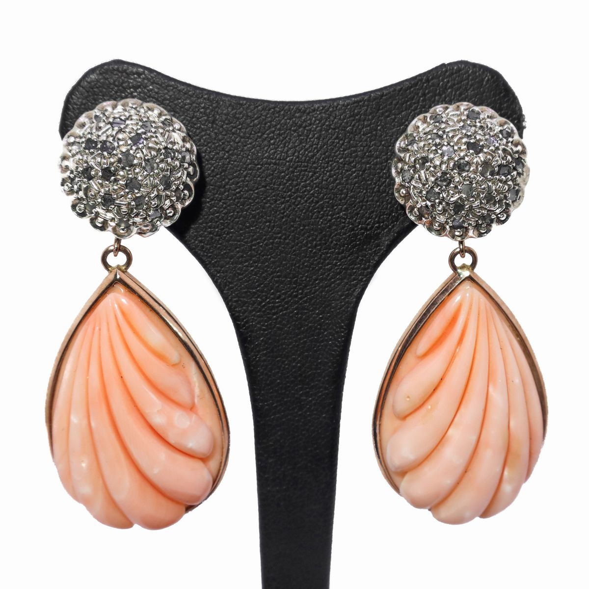 Orecchini con Toppa Siciliana in Oro a Basso Titolo 9 Kt e Pendente in Corallo Rosa