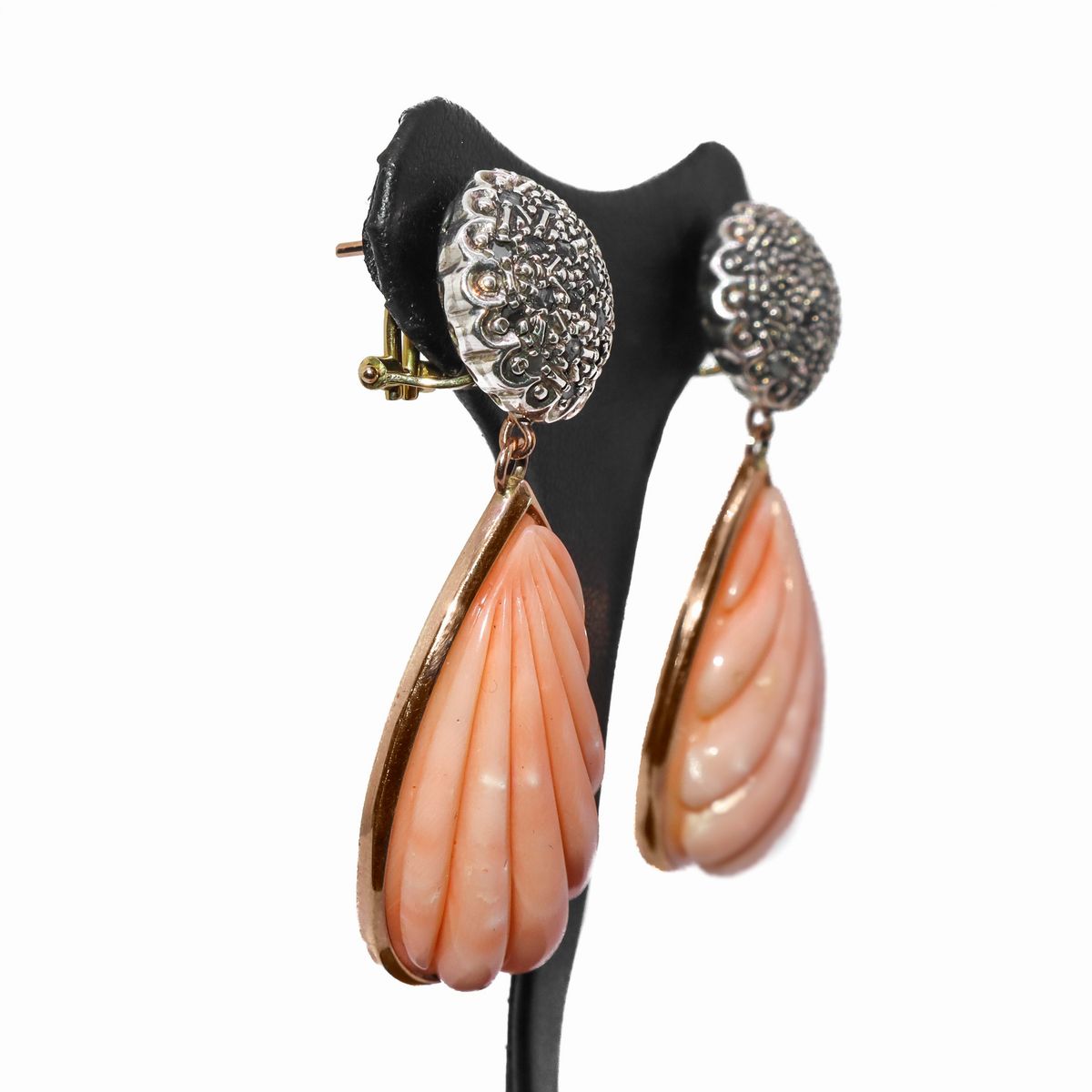 Orecchini con Toppa Siciliana in Oro a Basso Titolo 9 Kt e Pendente in Corallo Rosa