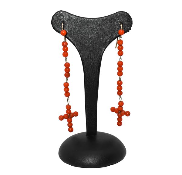 Pendant earrings in low-title gold and coral, with final cross