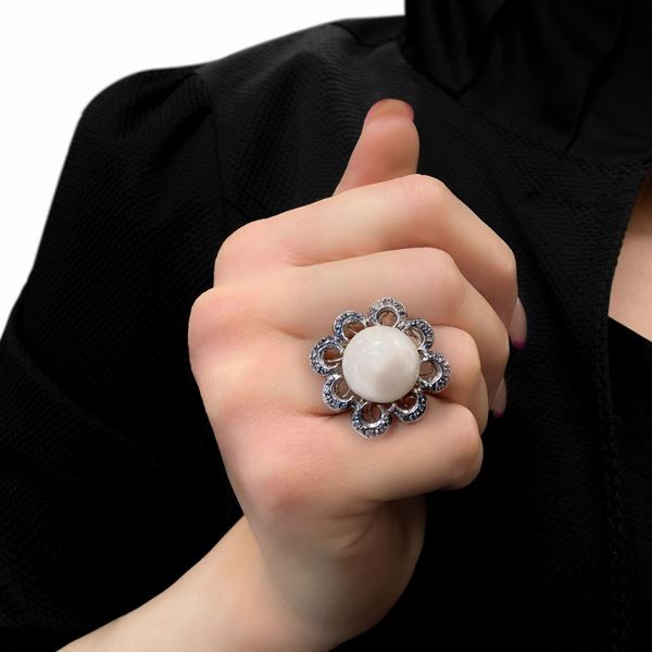 Anello in oro basso titolo e argento, con perla centrale e scaglie di diamanti