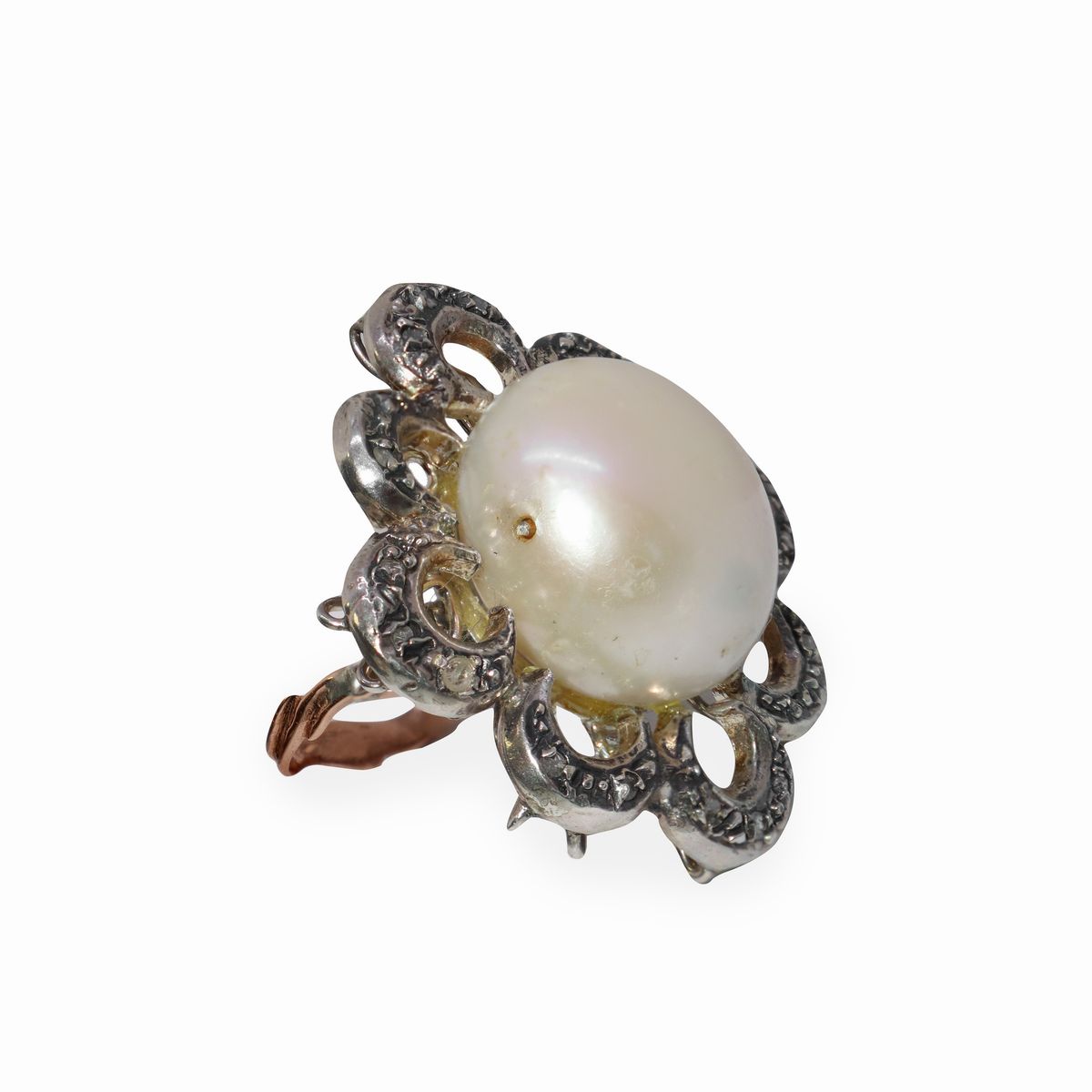 Anello in Oro Basso Titolo e Argento, con Perla Centrale e Scaglie di Diamanti