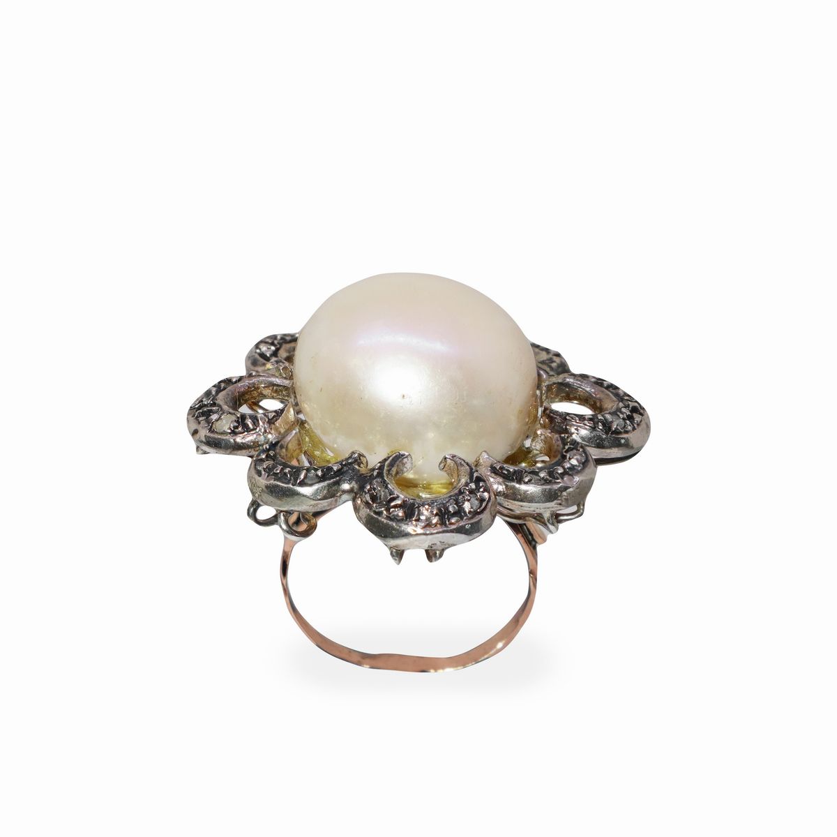 Anello in Oro Basso Titolo e Argento, con Perla Centrale e Scaglie di Diamanti