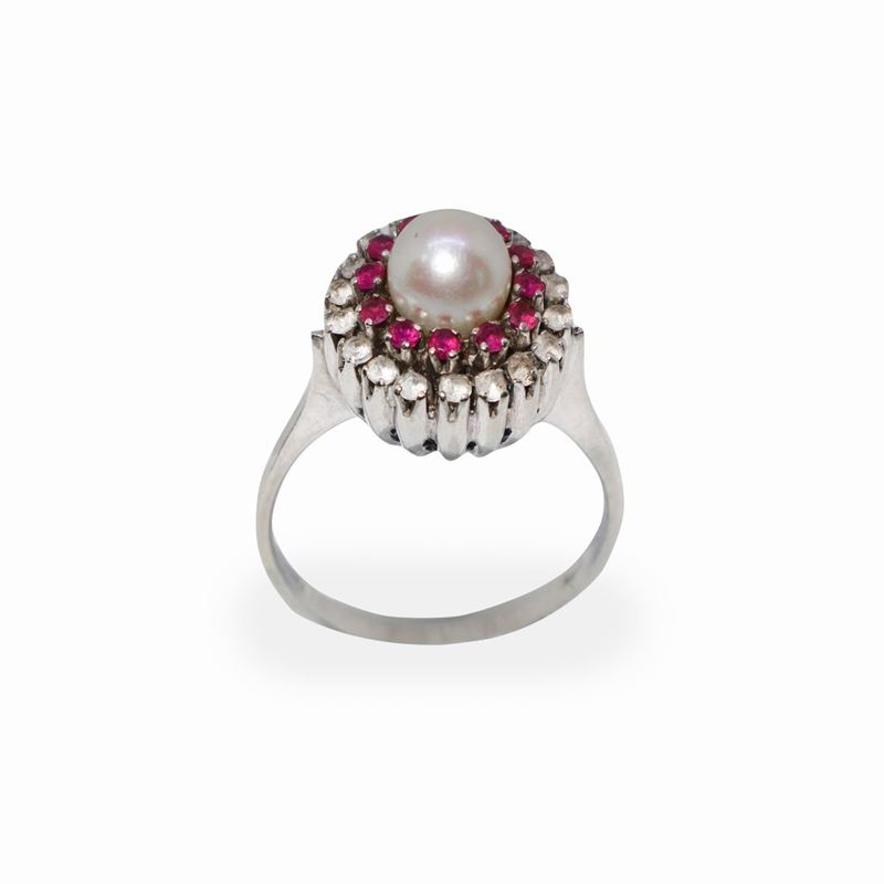 Anello in Argento con Perla Centrale e Giro di Diamanti Taglio Brillante e Rubini