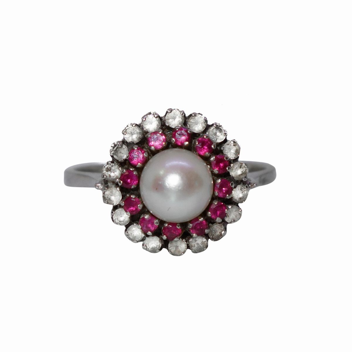 Anello in Argento con Perla Centrale e Giro di Diamanti Taglio Brillante e Rubini