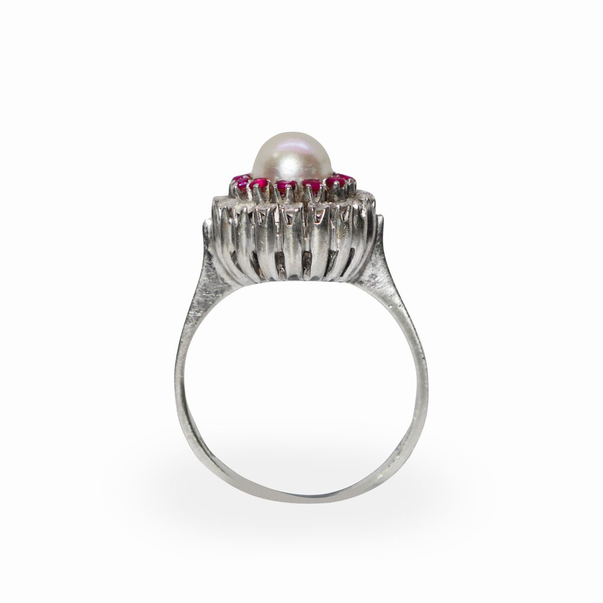 Anello in Argento con Perla Centrale e Giro di Diamanti Taglio Brillante e Rubini
