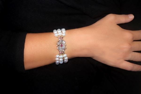 Three strings of pearls bracelet