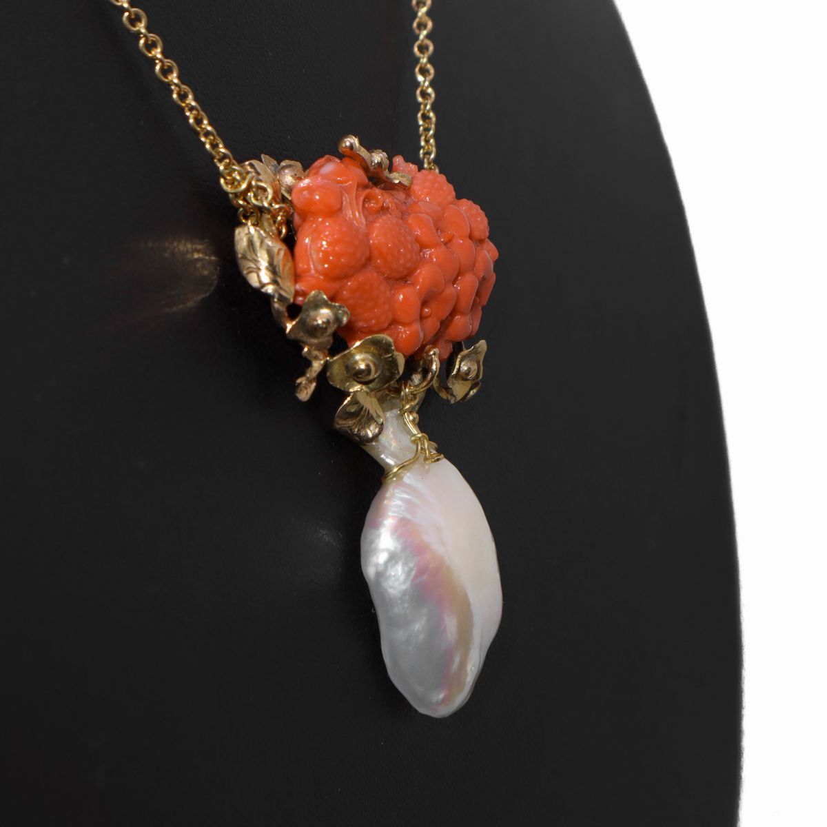 Collana in Oro 18 Kt con Pendente in Corallo