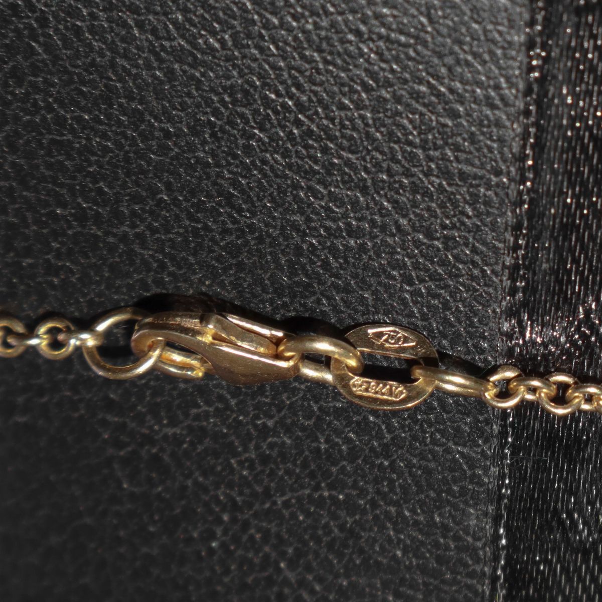 Collana in Oro 18 Kt con Pendente in Corallo
