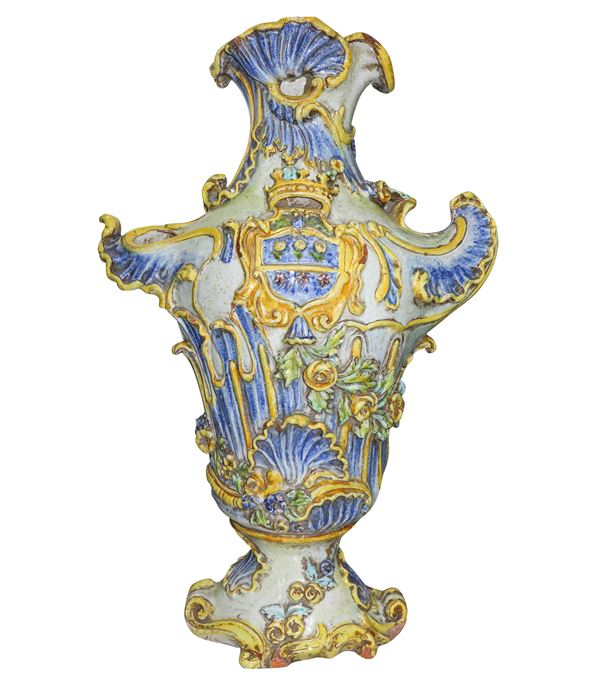 Vaso ornamentale in maiolica policroma di Caltagirone