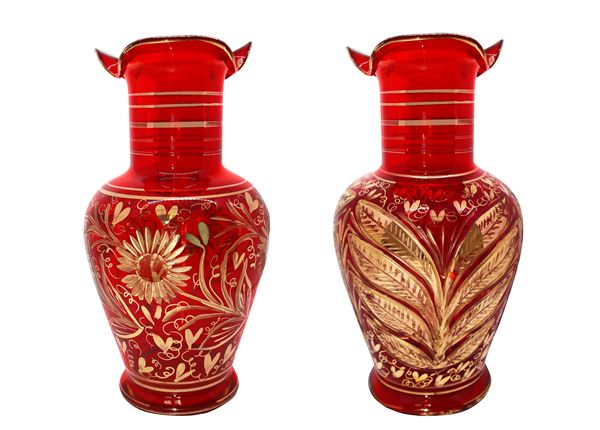 Coppia di vasi in vetro color rosso