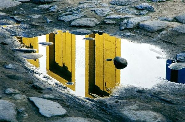 Collezione AQUA, titolo "Water Gateways", anno 2006. Brasil: Paraty, riflesso di porta gialla su pozzanghera di acqua piovana, diapositiva 0 / 5, 70x100, stampa digitale Fine Art su carta fotografica mat kodak, forex nero 20mm, bordato