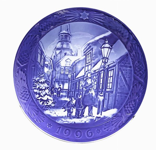 Royal Copenhagen Denmark - Christmas plate 1996 ''The street lamps''