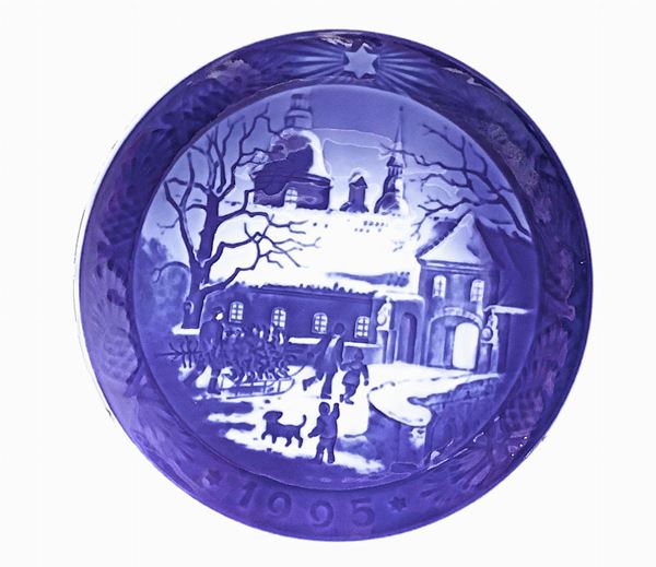 Royal Copenhagen Denmark - Christmas plate 1995 ''The manor house''