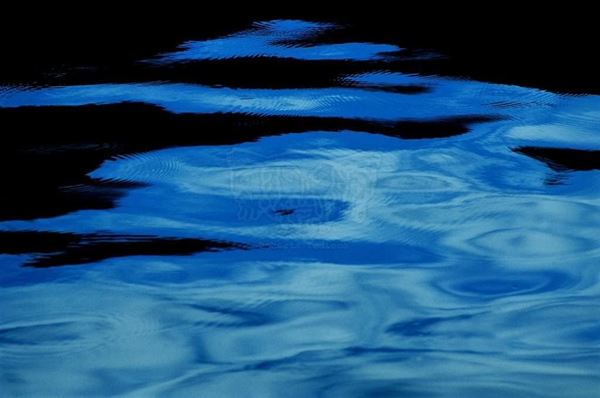 Collezione AQUA, titolo "Bahia de Todos os Santos", anno 2005. Brasil: Bahia,  riflesso  azzurro e blu sul mare nero, dettaglio, diapositiva 0 / 5, 70x100, stampa digitale Fine Art su carta fotografica mat kodak, forex nero 20mm, bordato