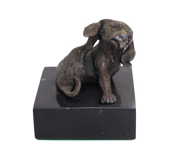 Piccolo cane in bronzo 