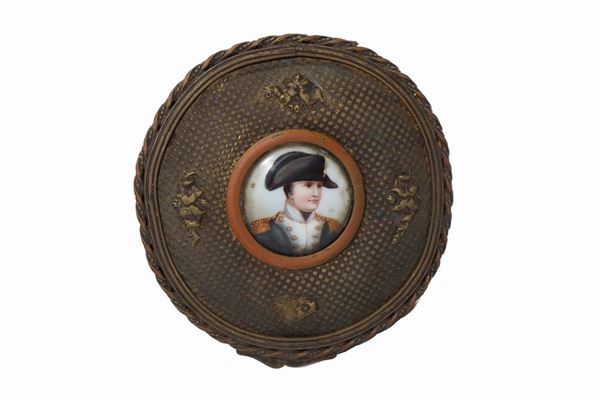 Round box in gilded brass with miniature of Napoleon
