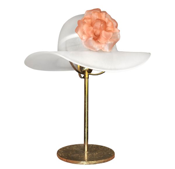 Table lamp depicting a hat with a glass flower