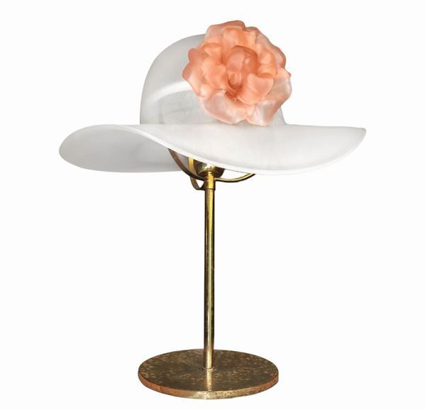 Table lamp depicting a hat with a glass flower