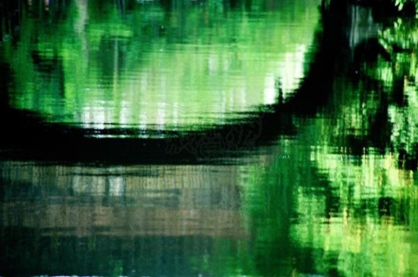 Collezione AQUA, titolo "London Water Gateways", anno 2006. UK: London, riflesso di ponte su acqua verde del fiume , diapositiva 0 / 5, 66x100, stampa digitale Fine Art su tela, legno10mm 66x100