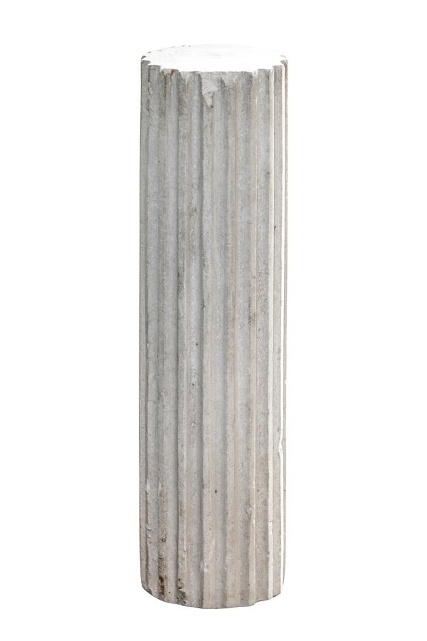 Column in fluted travertine marble