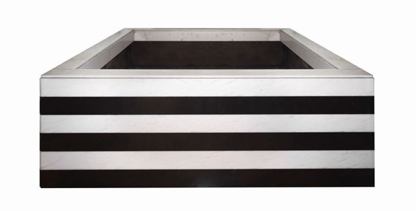 Elegant square planter