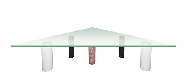 Tavolo triangolare basso con piedi a sostegno formati da elementi geometrici cilindrici in marmo