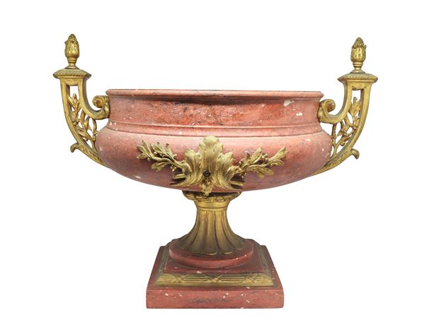 Splendido vaso in marmo rosso con alzata in forma neoclassica 