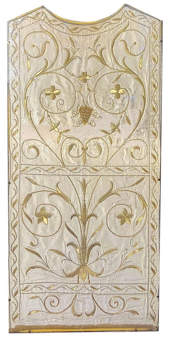 Ancient priests chasuble of the eighteenth century. In silk fabric with embroidered floral decorations in pure gold.