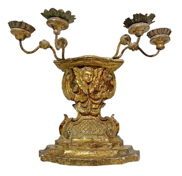 Shelved candle holders, four lights in gilded wood leafy, Sicily, eighteenth century. With arms and metal colacera. H greater overall cm 33. Base 30 cm, shorter base 19.5 cm