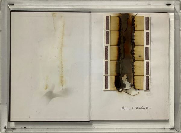 Bernard Aubertin, Applicazioni di fiammiferi e combustioni su libro “Bernard Aubertin, il fuoco e il rosso”, edizioni Galleria Rosenberg. Cm 31x45. Firmato in basso a destra. Certificato di Garanzia e Autenticità da Meeting Art. Fotografia allegata ritraente L'artista mentre firma l'opera, entro teca in plexiglass.