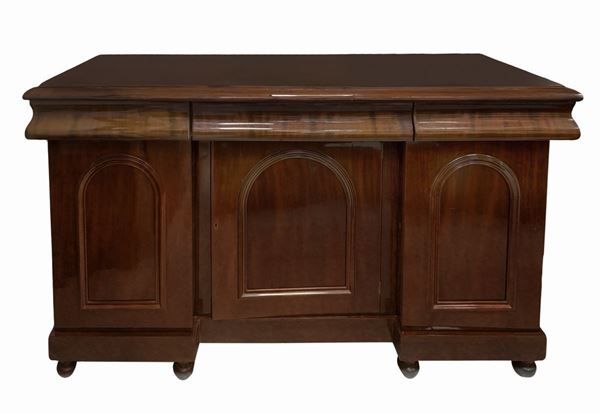 Credenza bassa vittoriana, in massello di mogano, fine XIX secolo. Tre ante inferiori e tre cassetti superiori piedi a pigna. H cm 104x170x60. Condizioni eccellenti