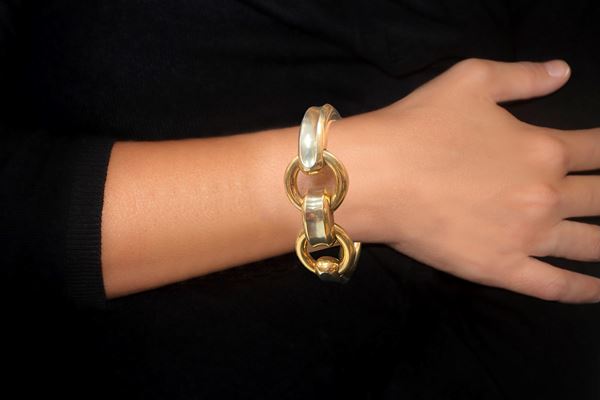 Semi-rigid bracelet in satin yellow gold