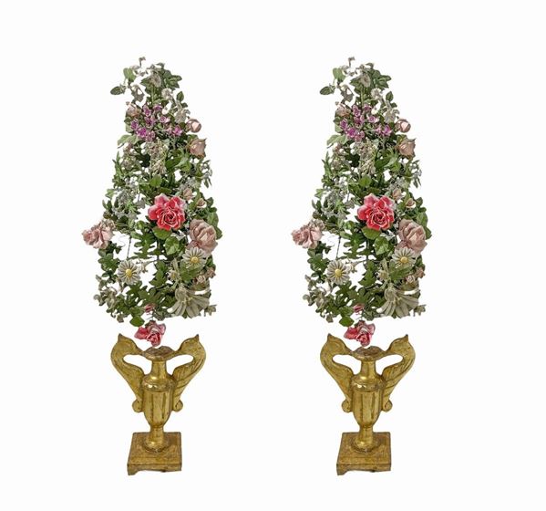 Pair of gilded wooden vases with garland of porcelain and metal flowers, Tuscany, nineteenth century. H 115 cm