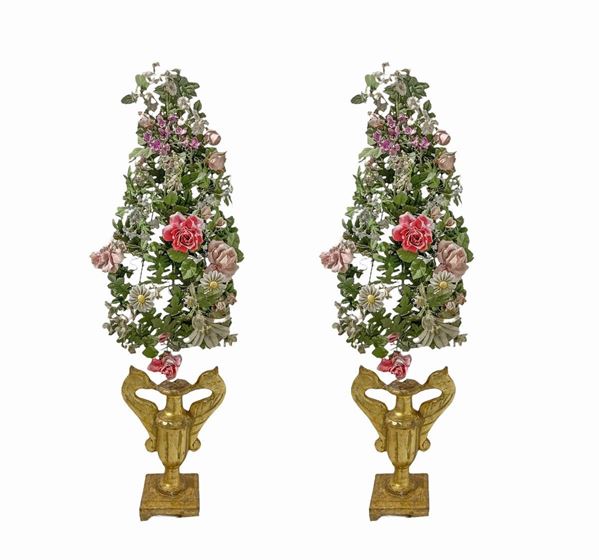 Coppia di vasi in legno dorato con ghirlanda di fiori in porcellana e metallo, Toscana, XIX secolo. H cm 115