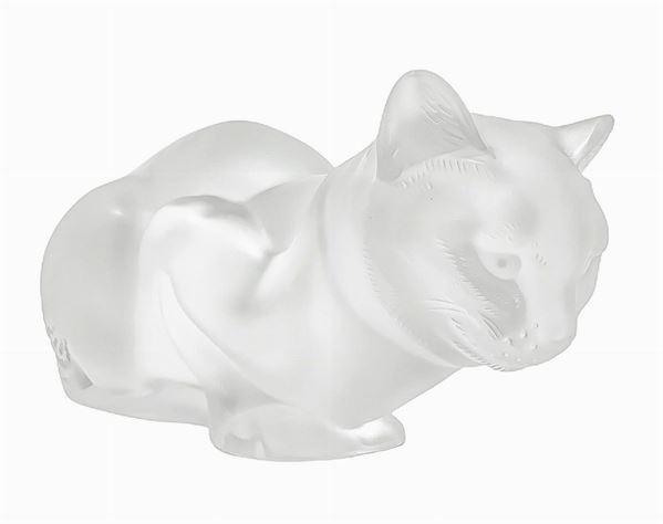 Lalique , scultura in vetro trasparente raffigurante gatto, con superficie acidata, anni '80. Firma incisa. H cm 11.x cm 21