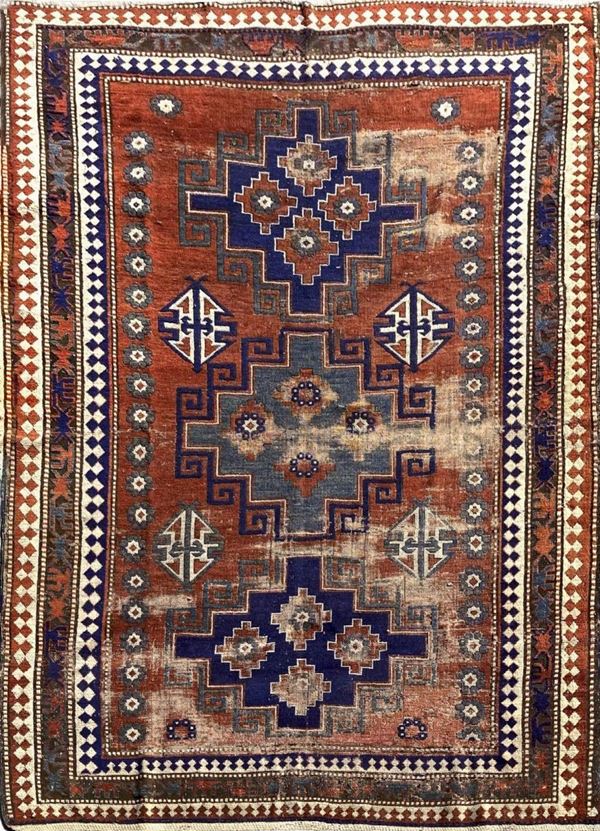 Passatoio Kasak, fine XIX secolo, Caucaso sud occidentale. Lana su lana. Cm 178x240. Lacerazioni e segni d'uso da restaurare