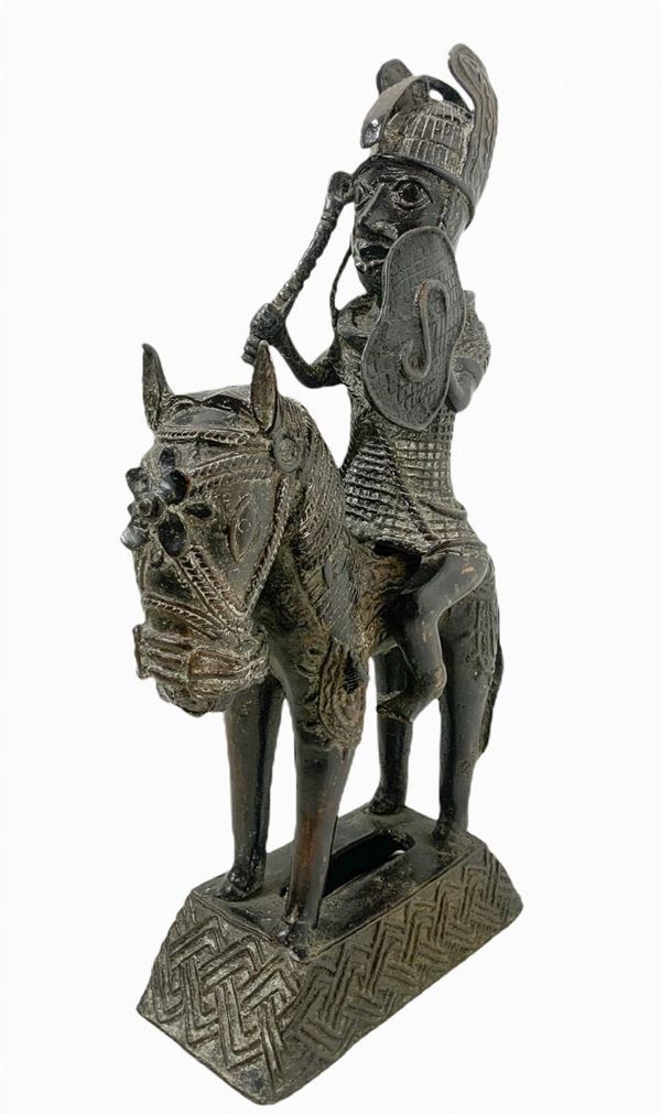 Statua in bronzo raffigurante cavaliere., Nigeria, Africa, metà XX secolo. H cm 48