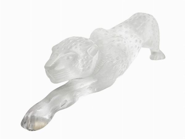 Lalique, scultura in vetro trasparente raffigurante pantera, con superficie acidata, anni '80. Firma incisa.

