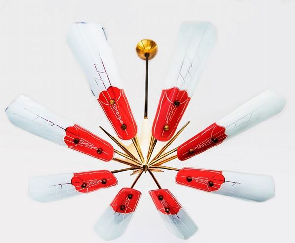 Produzione italiana, stile Arredoluce Monza. Lampada a sospensione in alluminio laccato e ottone. Anniâ€™50,diffusori in vetro satinato e colorato ... 