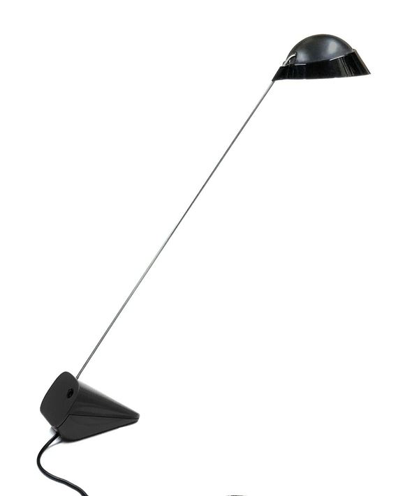 Prod. Flos - Lampada da tavolo, mod. Ipotenusa, disegno Achille Castiglioni