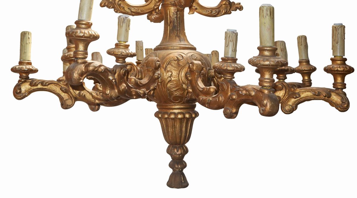 Grande lampadario in legno dorato