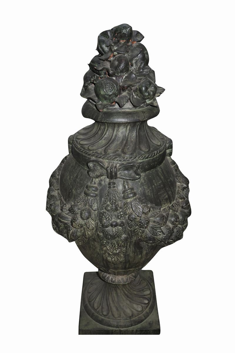 Vaso in cotto toscano, patinato verde bronzo, inizi XX secolo