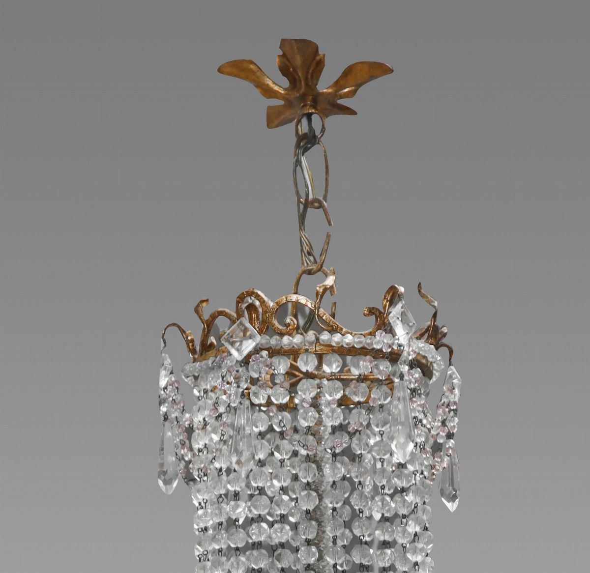 Lampadario con struttura in ottone dorato