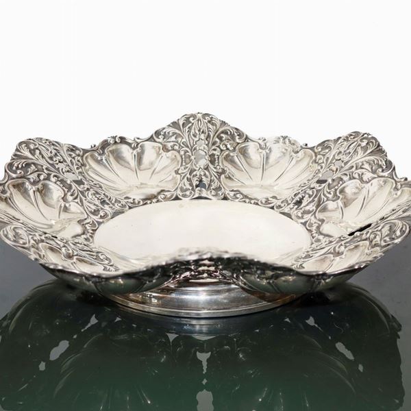 Sweet holder in embossed and engraved silver